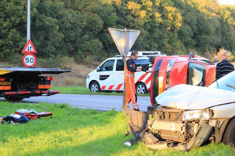 Auto belandt op de kant door aanrijding