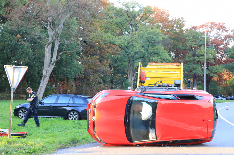 Auto belandt op de kant door aanrijding