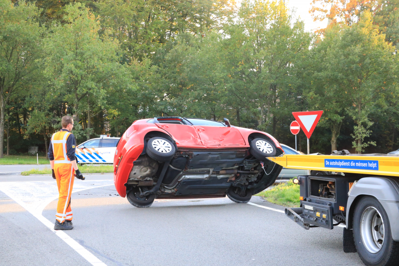 Auto belandt op de kant door aanrijding