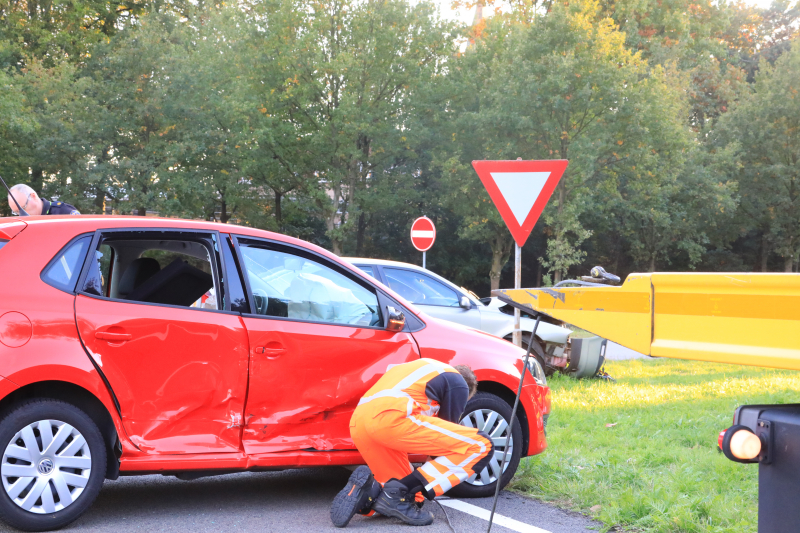 Auto belandt op de kant door aanrijding