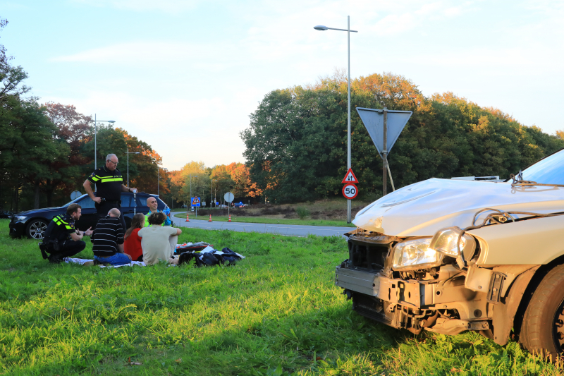 Auto belandt op de kant door aanrijding