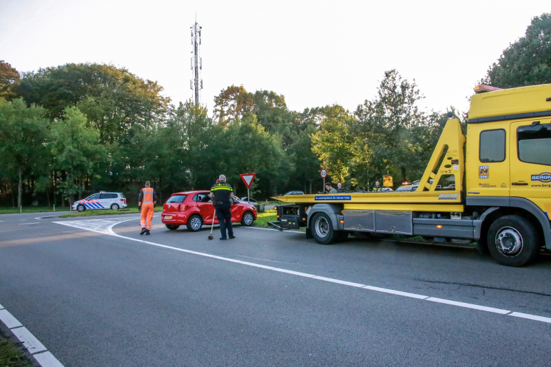 Auto belandt op de kant door aanrijding