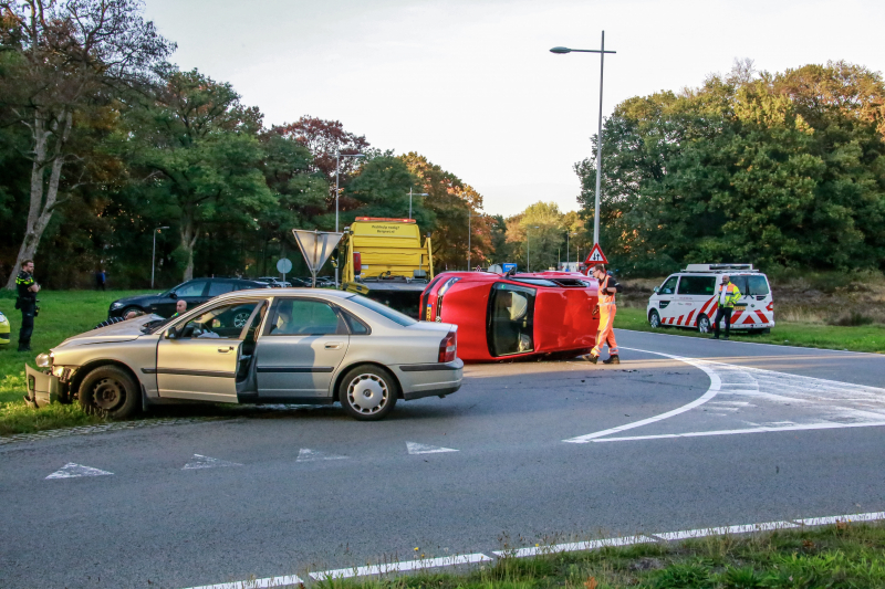 Auto belandt op de kant door aanrijding