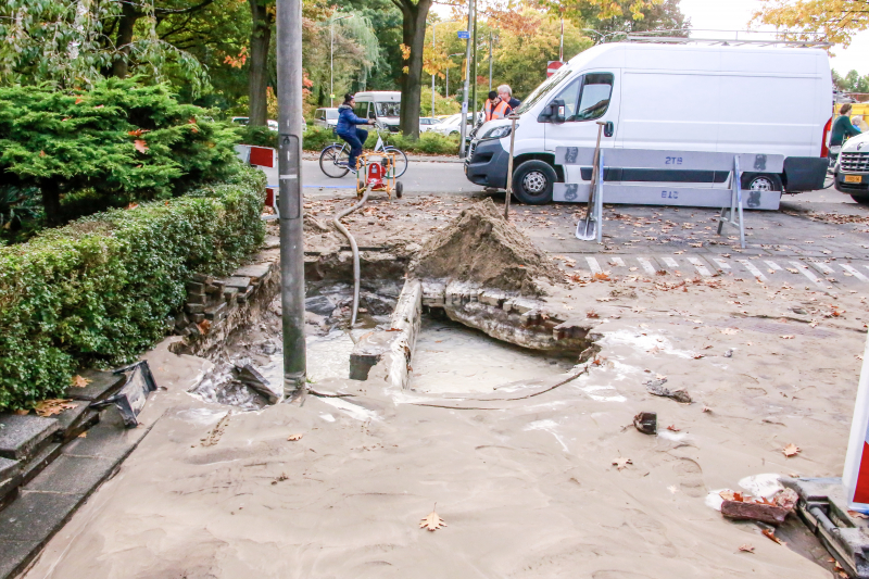 Straat blank na gesprongen waterleiding
