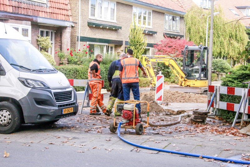 Straat blank na gesprongen waterleiding