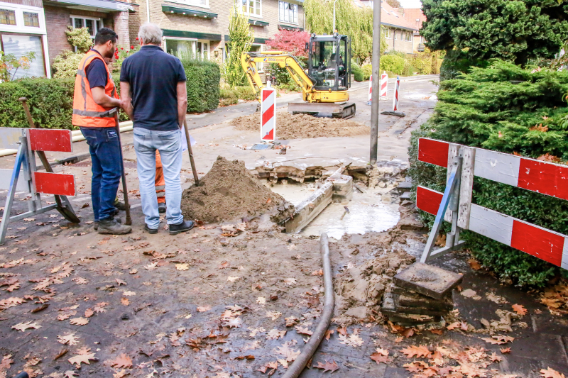 Straat blank na gesprongen waterleiding