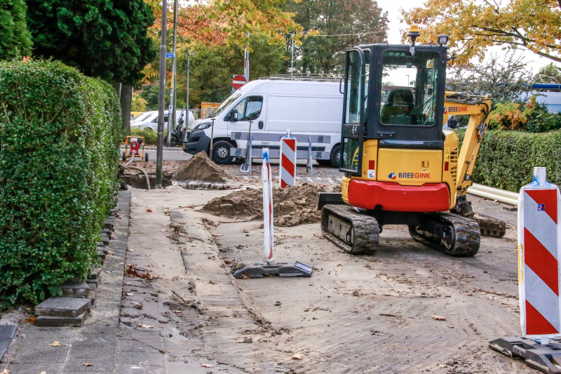 Straat blank na gesprongen waterleiding