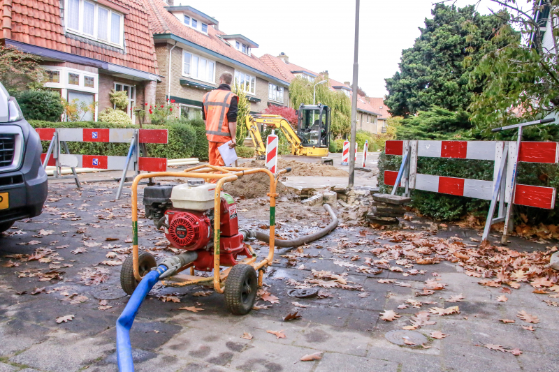 Straat blank na gesprongen waterleiding