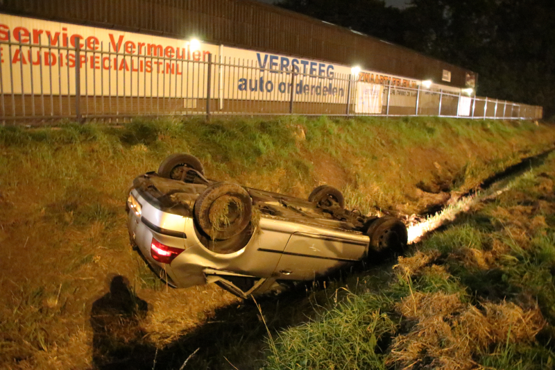 Auto raakt vanaf snelweg de sloot in