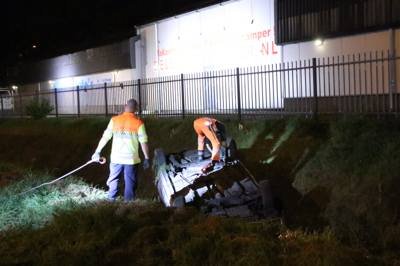 Auto raakt vanaf snelweg de sloot in