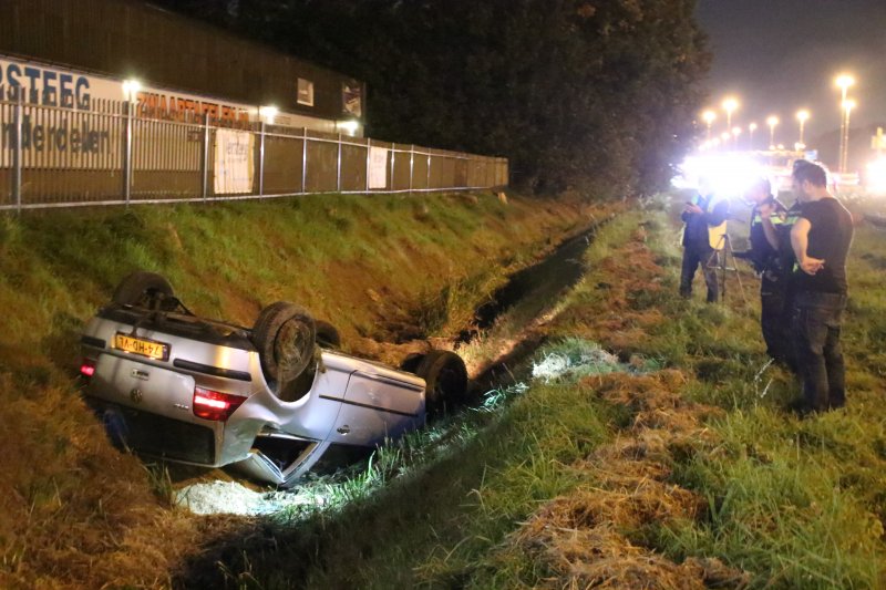 Auto raakt vanaf snelweg de sloot in