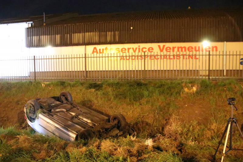 Auto raakt vanaf snelweg de sloot in