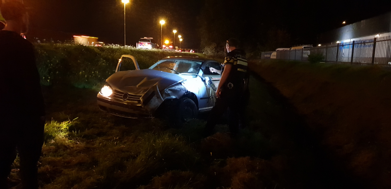 Auto raakt vanaf snelweg de sloot in