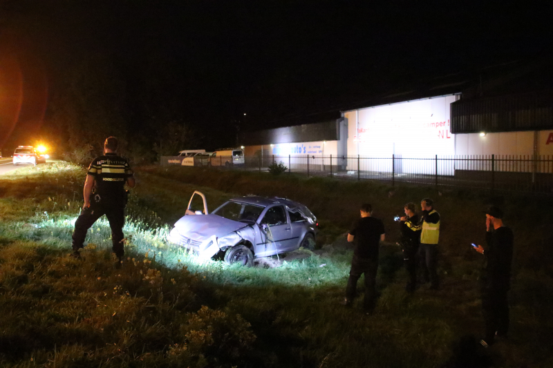 Auto raakt vanaf snelweg de sloot in