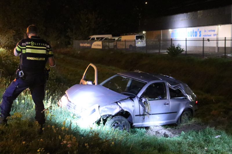Auto raakt vanaf snelweg de sloot in