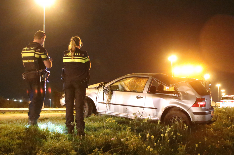 Auto raakt vanaf snelweg de sloot in
