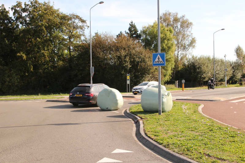 Trekker verliest balen op rotonde