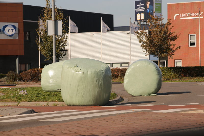 Trekker verliest balen op rotonde
