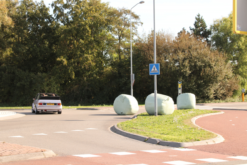 Trekker verliest balen op rotonde