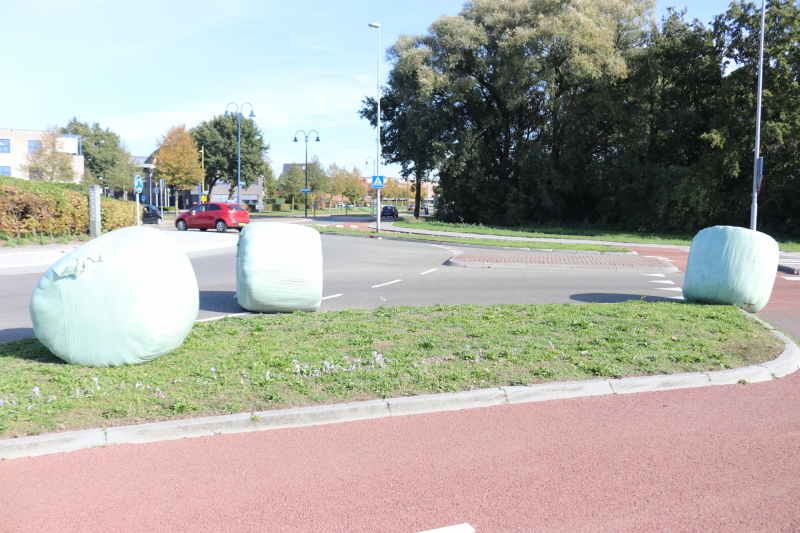 Trekker verliest balen op rotonde
