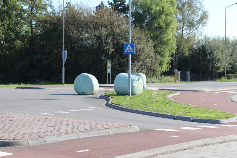 Trekker verliest balen op rotonde