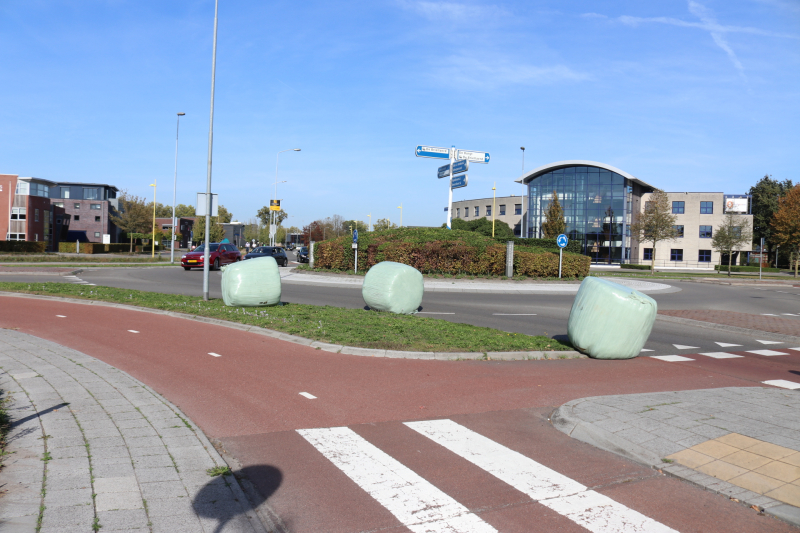 Trekker verliest balen op rotonde