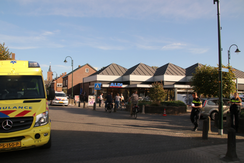 Wielrenner knalt op auto en raakt gewond