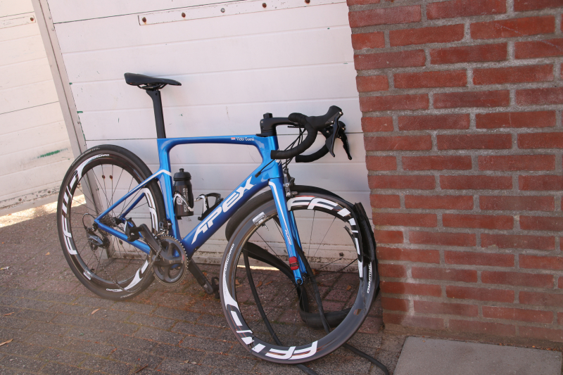 Wielrenner knalt op auto en raakt gewond