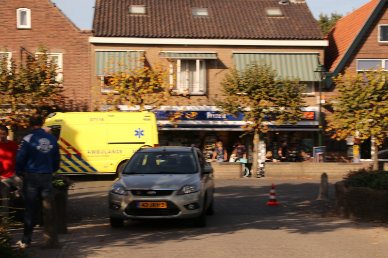 Wielrenner knalt op auto en raakt gewond