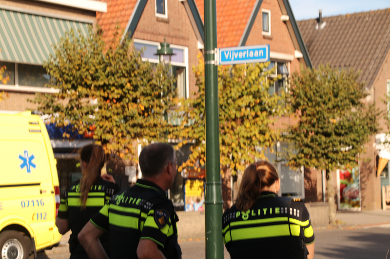 Wielrenner knalt op auto en raakt gewond