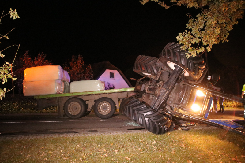 Trekker met aanhanger geschaard en gekanteld