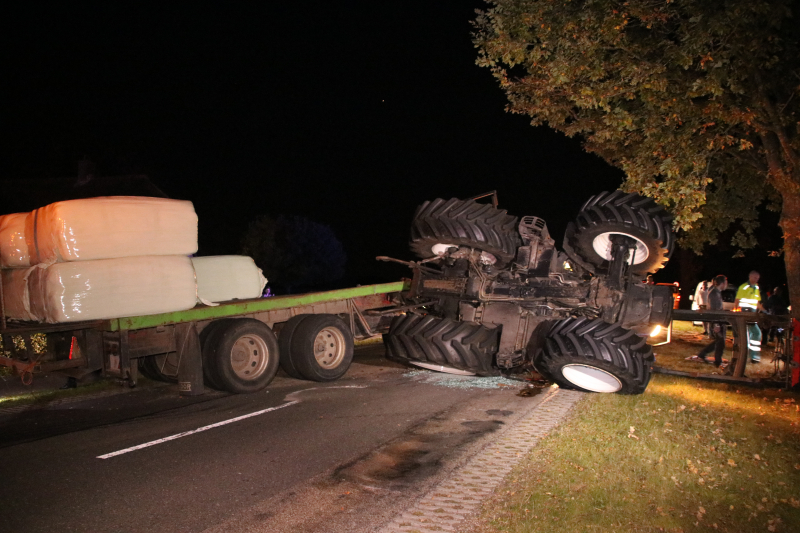 Trekker met aanhanger geschaard en gekanteld