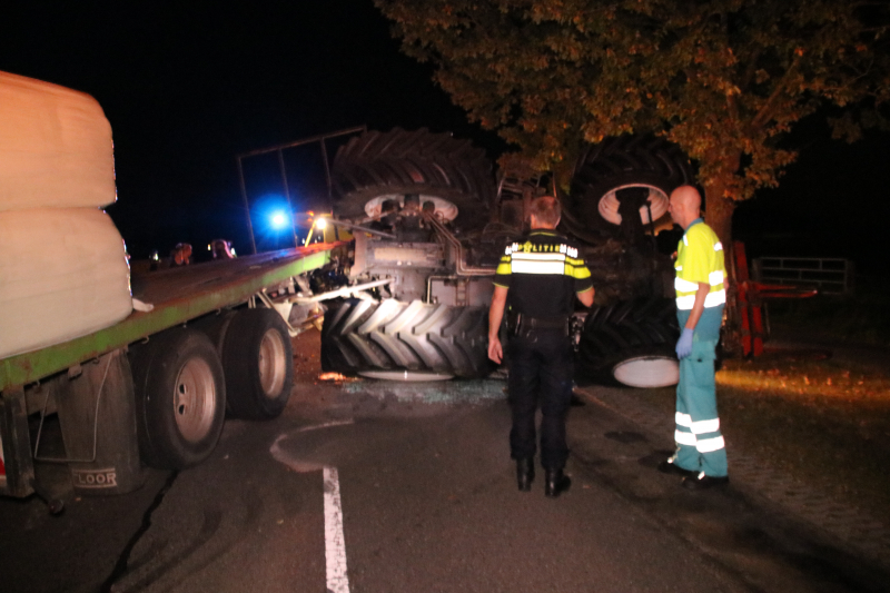 Trekker met aanhanger geschaard en gekanteld