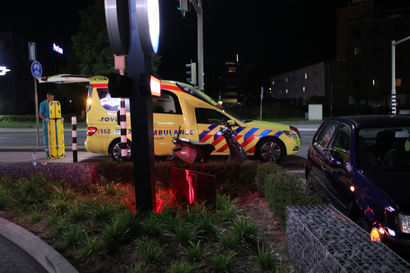 Brommer botst op auto Ã©Ã©n gewonde