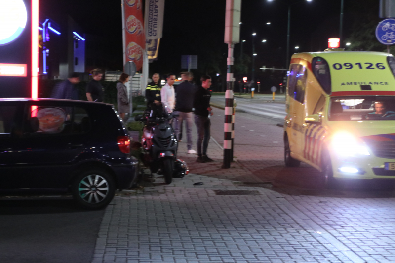 Brommer botst op auto Ã©Ã©n gewonde