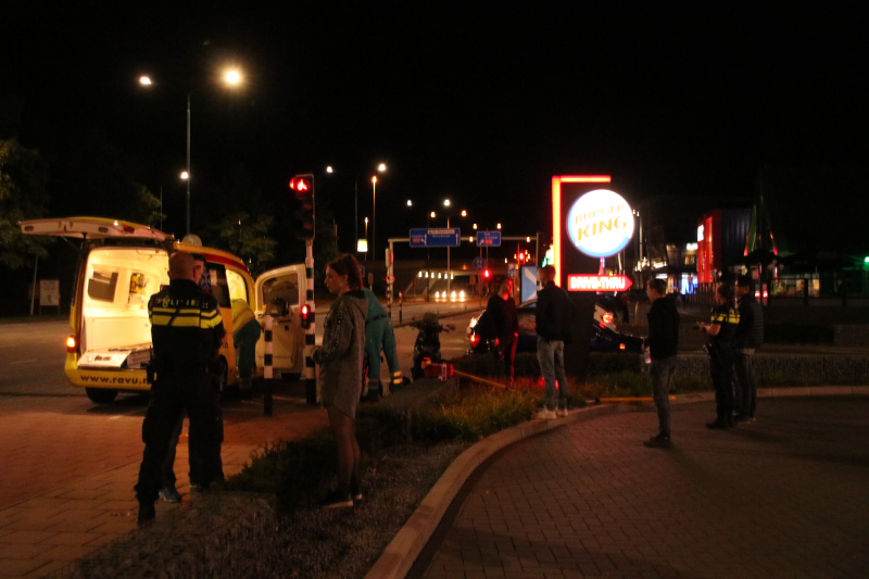 Brommer botst op auto Ã©Ã©n gewonde