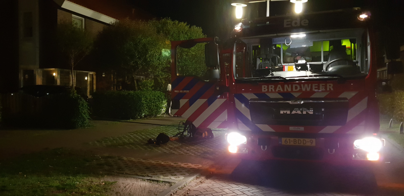Aanbouw in brand woning vol rook