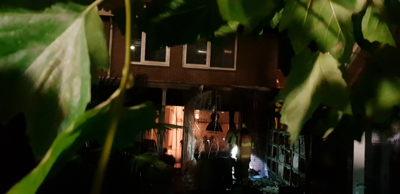 Aanbouw in brand woning vol rook