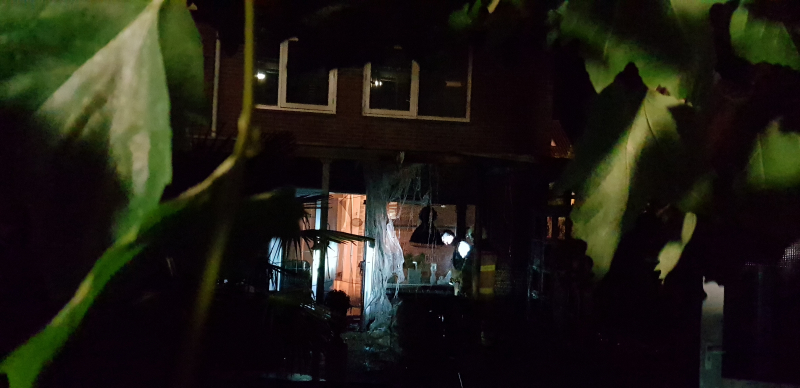 Aanbouw in brand woning vol rook