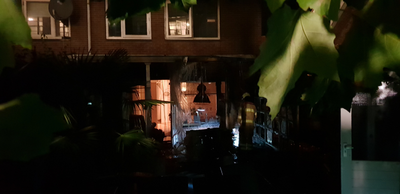 Aanbouw in brand woning vol rook