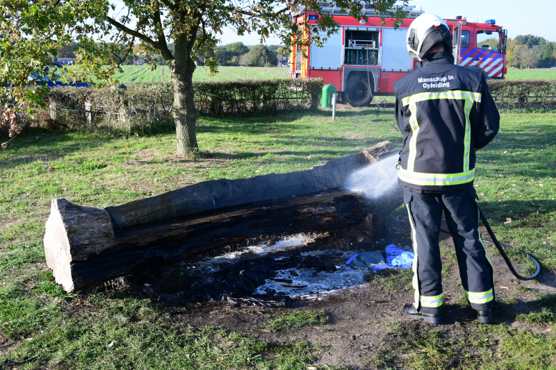 Jassen met warme boodschap in brand gestoken
