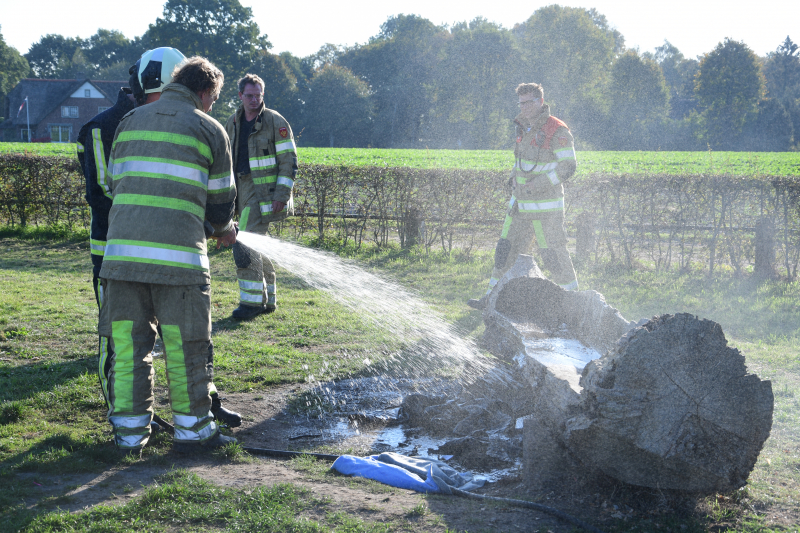Jassen met warme boodschap in brand gestoken