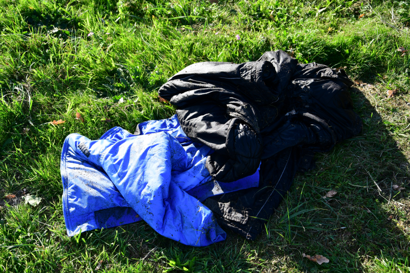 Jassen met warme boodschap in brand gestoken