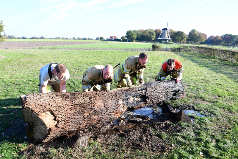 Jassen met warme boodschap in brand gestoken