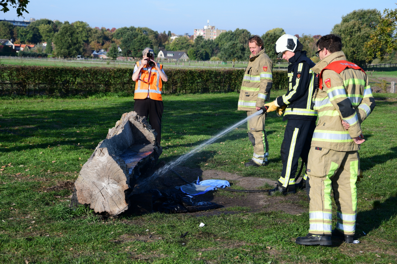 Jassen met warme boodschap in brand gestoken