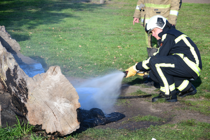Jassen met warme boodschap in brand gestoken