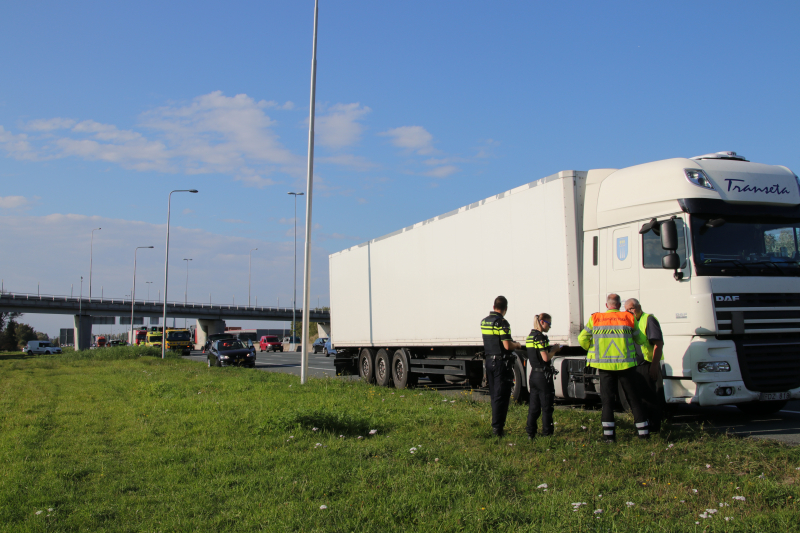 Rijbaan afgesloten na aanrijding met een vrachtwagen