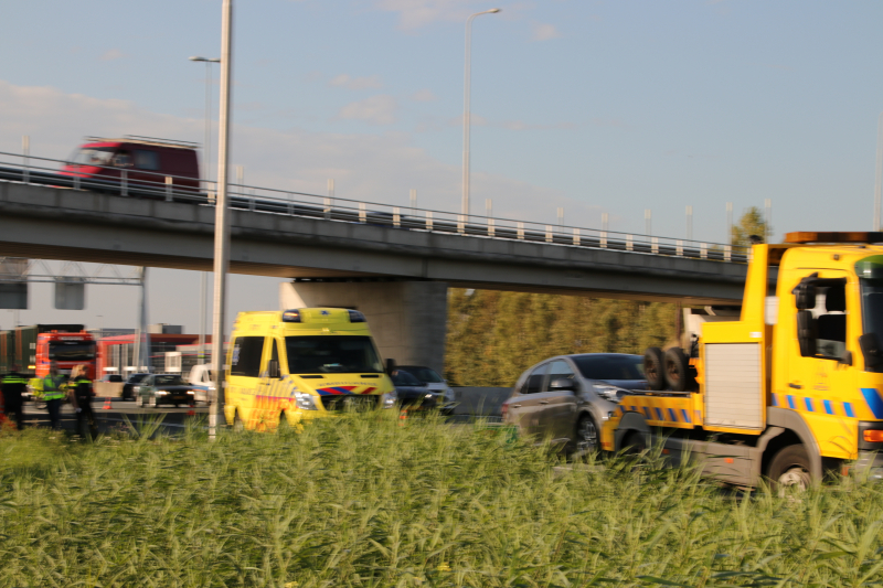 Rijbaan afgesloten na aanrijding met een vrachtwagen