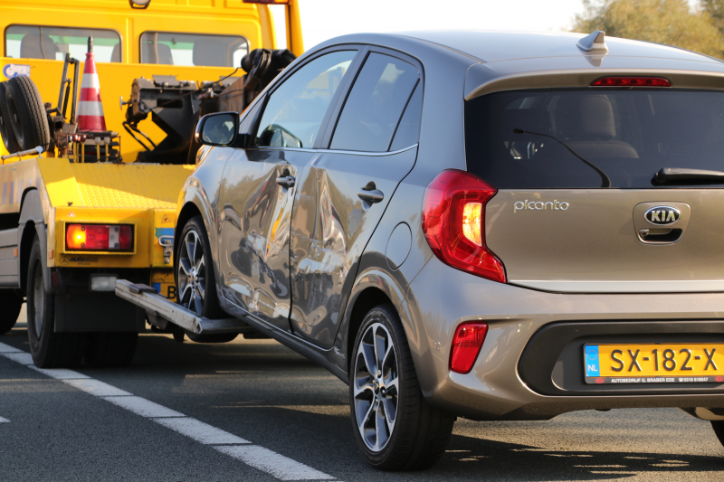 Rijbaan afgesloten na aanrijding met een vrachtwagen