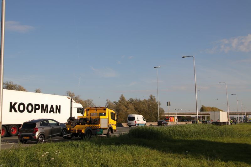 Rijbaan afgesloten na aanrijding met een vrachtwagen